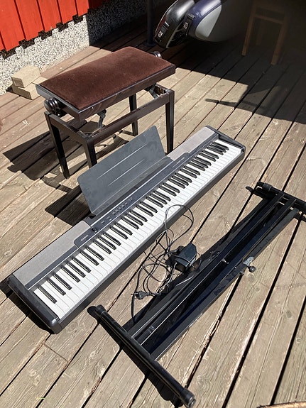 Casio CDP-100 digitaalipiano telineellä
