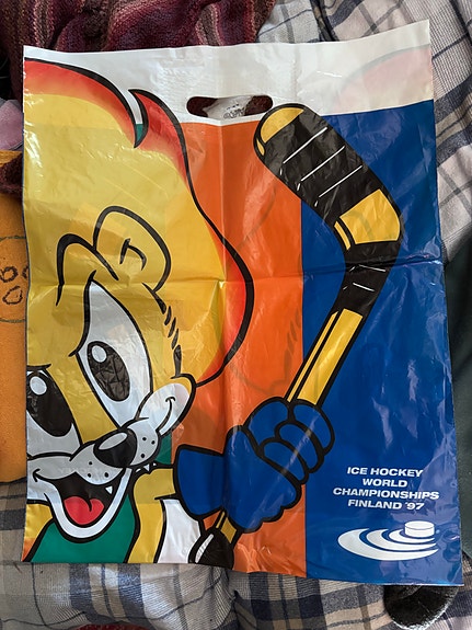 Jääkiekon MM 1997 muovikassi maskottikuvalla