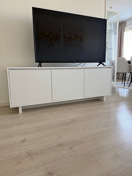 Valkoinen lipasto/tv-taso