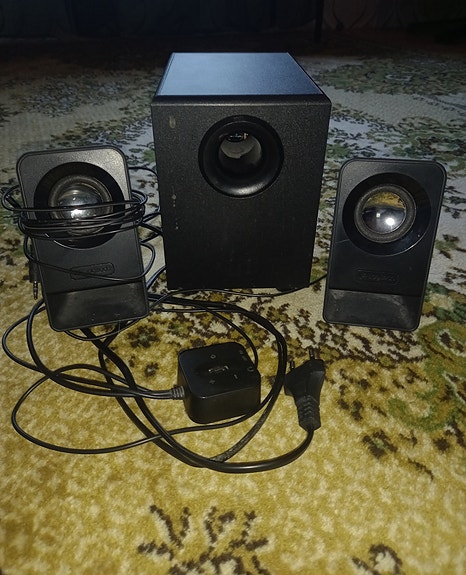 Logitech kaiuttimet & basso