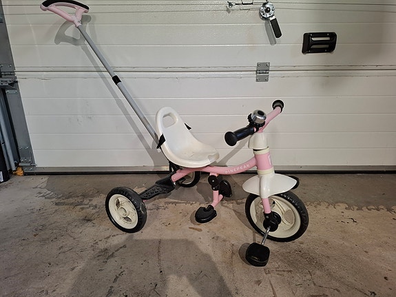 Lasten kolmipyörä työntöaisalla
