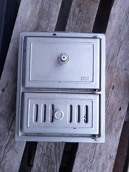 Puuhellan luukku upo