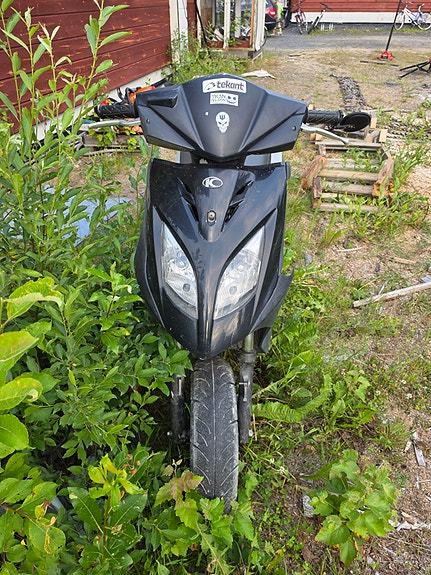 Kymco skootteri musta/hopea