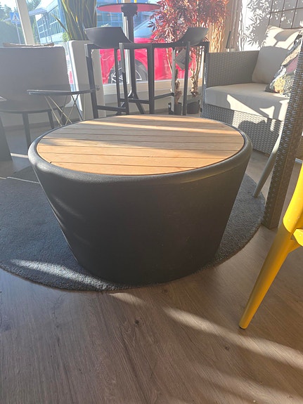 Kukkaruukku/pöytä puu kannella