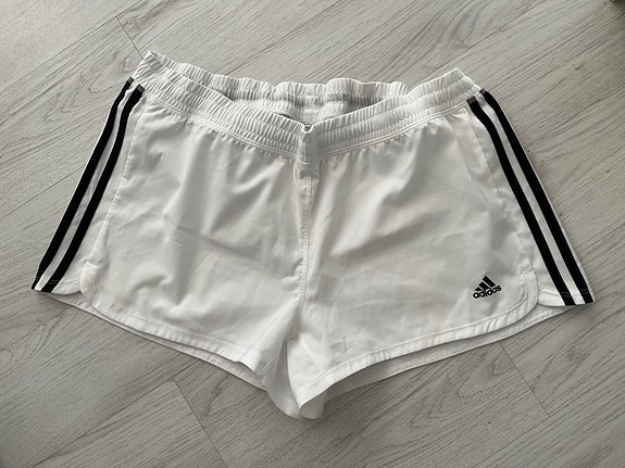 Naisten Adidas urheilushortsit koko XL
