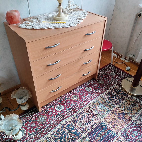 Vaalea puinen lipasto 4 laatikkoa