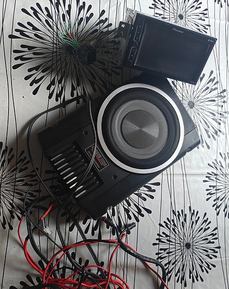 Pioneer 2din stereo ja Ground Zero aktiivisubwoofer