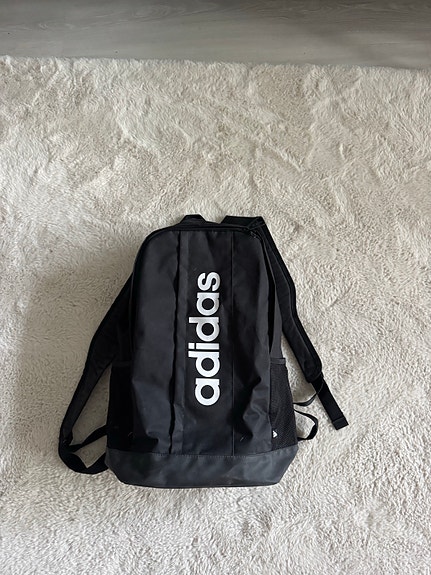 Adidas musta reppu