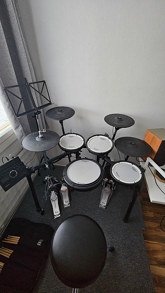 Roland V-Drums TD-17KVX sähkörumpusetti ja tarvittavat välineet