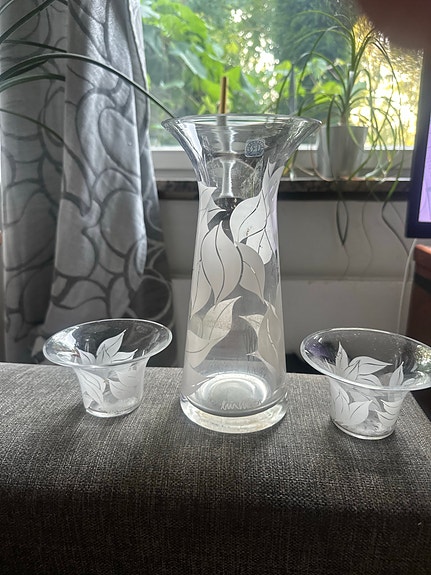 Tanskalaista designia maljakko ja kynttiläkipot, kaiverrettu lehtikuvio