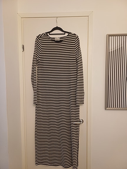 Pitkä ohut neulemekko L-koko