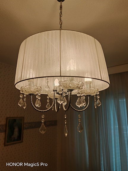 Lamp Gustaf -kattokruunu valkoisella kangasvarjostimella