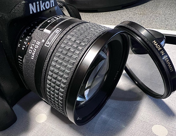 Nikon AF Nikkor 85mm f/1.4D + HN-31 + B+W Käsemann MRC CPL