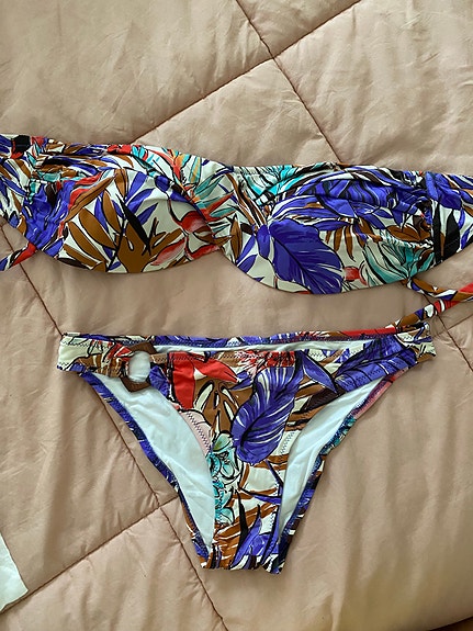 Bikinit bandeau yläosalla
