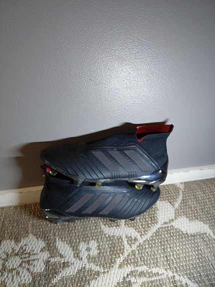 Adidas predator jalkapallokengät