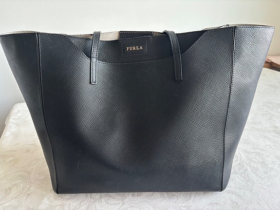 Musta Furla laukku