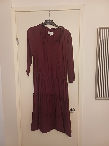Viininpunainen mekko M koko