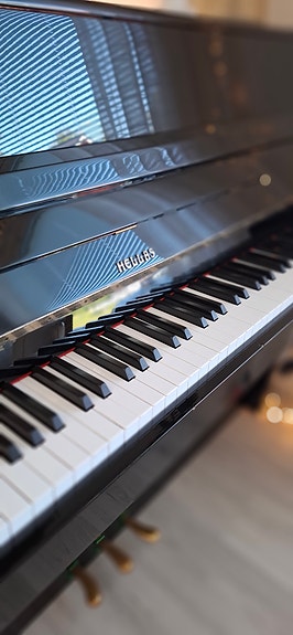 Hellas pystypiano musta