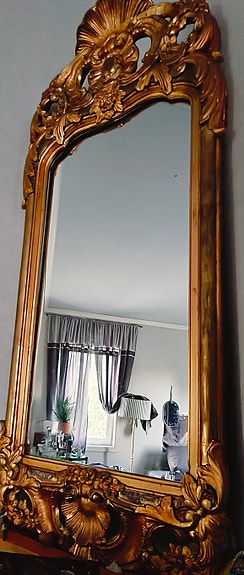 Puusepän tekemä Koristeellinen kultakehyksinen peili 122x79 cm
