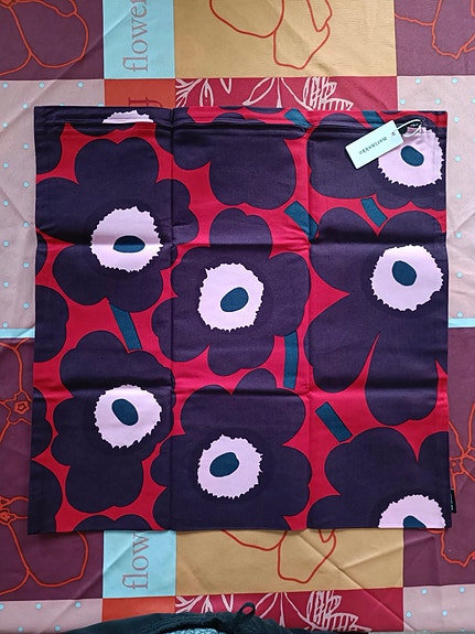 Myydään Marimekon jouluinen Unikko tyynynpäällinen 50 x 50 cm