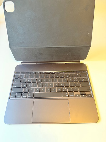 Apple Magic Keyboard 11” iPad Prolle (M5/M4), musta – kuin uusi