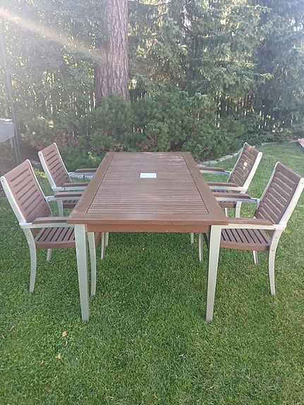 Pöytä + 4 tuolia