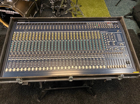 Behringer Eurodesk MX3282A -mikseri, Virtualizer-efekti ja case