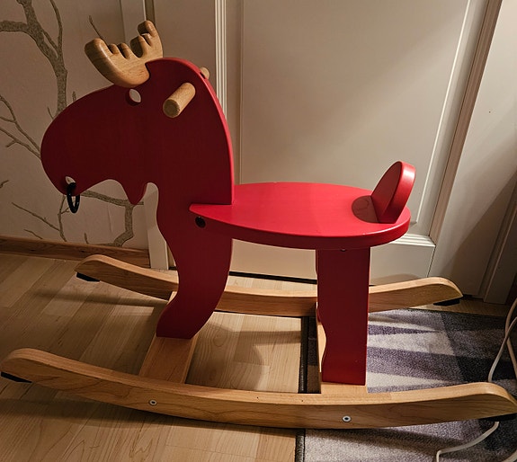 Punainen keinuhevonen