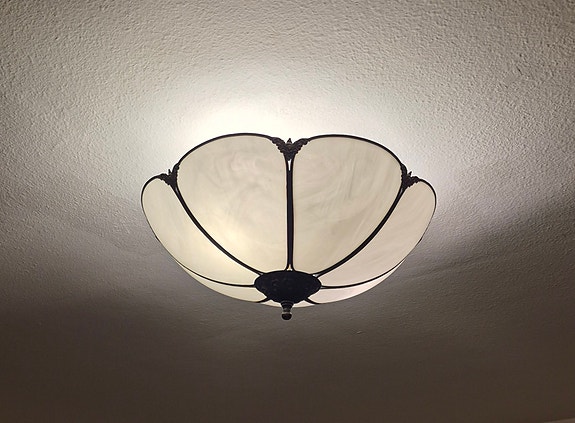 Art Deco kattoplafondi helmiäisimpukka lasi messinki tiffany kattovalaisin
