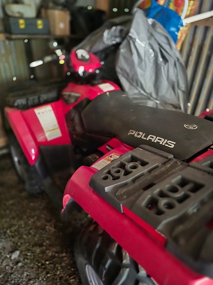 Polaris 450 Sportsman mönkijätraktori ja puskulevy/ RUOKOLAHDELLA