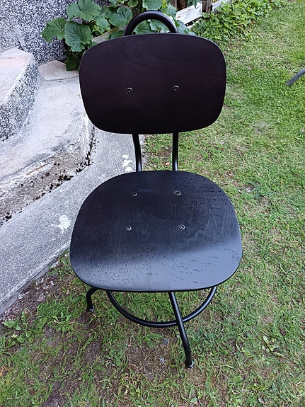 Ikean musta puutuoli