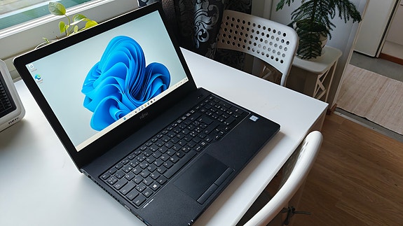 Fujitsu Lifebook A557 kannettava (Win 11, hyväkuntoinen)