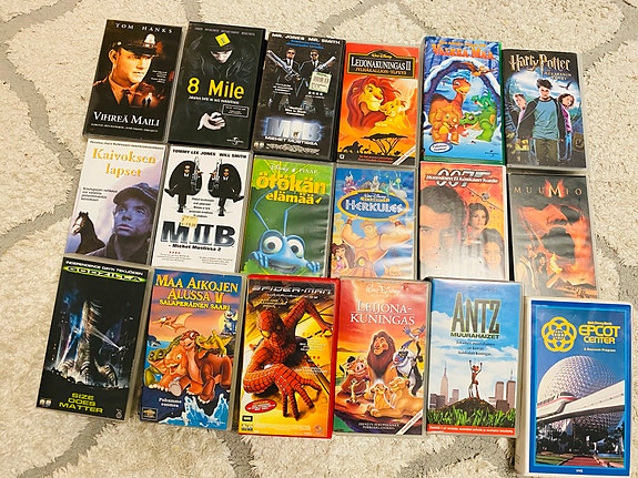 DVD- ja VHS-elokuvien sekä CD-levyjen sekapaketti