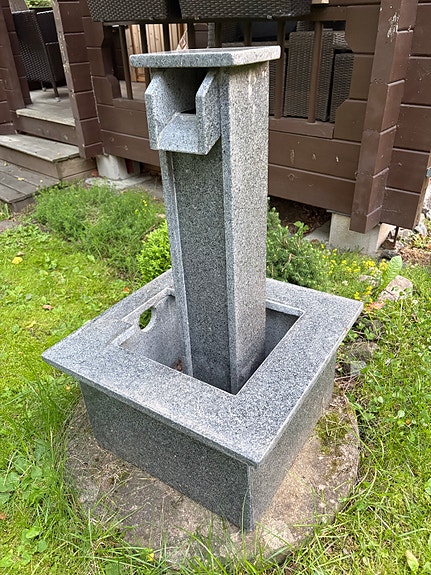 Kivinen suihkulähde