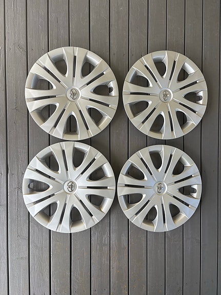 Toyota pölykapselit 4 kpl 16’’ hopea