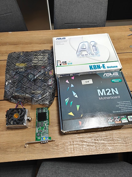 Läjä Vanhaa Pc Rautaa