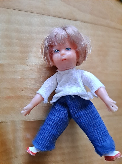 Vintage nukkekodin poika nukke