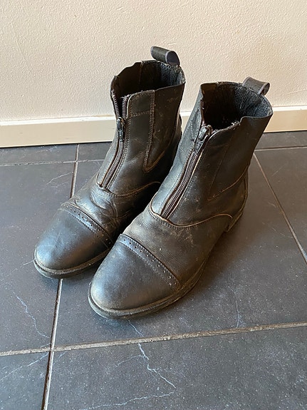 Mustat nahkaiset ratsastuskengät, 37
