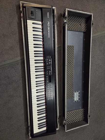 Roland RD-300GX piano ja kova kotelo