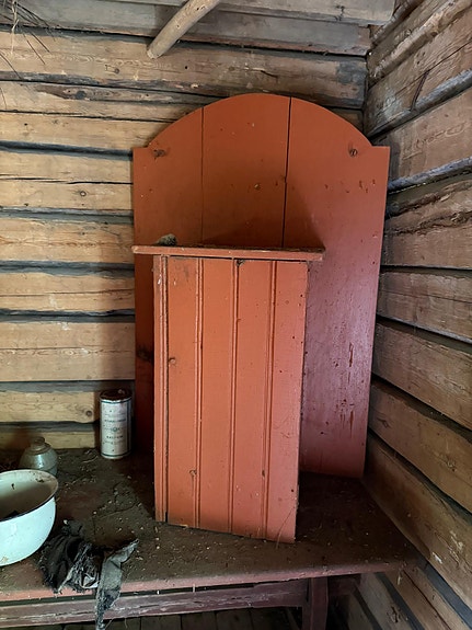 Vanha puinen kaappi / komero