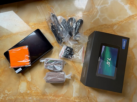 Camera Touch Screen Monitor NEEWER F700U OLED 7" + NP-F750 (2kpl) + Mount