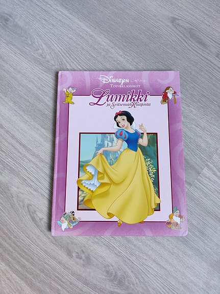 Lumikki ja Seitsemän Kääpiötä
