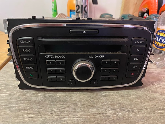 Ford 6000 CD autosoitin musta