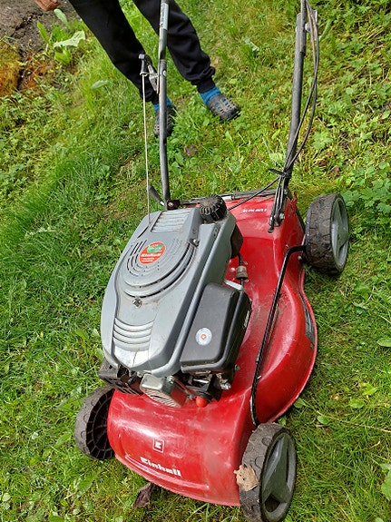 Bensakäyttöinen keräävä ruohonleikkuri