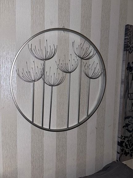 IKEA metallinen seinäkoriste kukkakuvio
