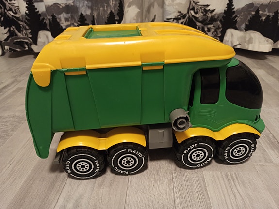 Plaston isokokoinen roska-auto