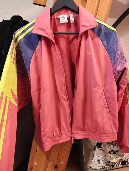 Uusi adidas tuulitakki