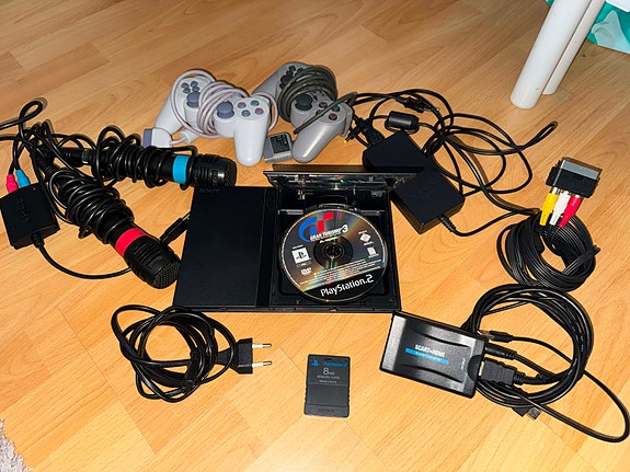 PlayStation 2 Slim konsoli -paketti (SingStar, ohjaimet, pelit ja HDMI-adapteri)
