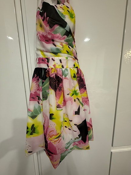 Lipsy London passion flower print mekko L kellohelma, halterneck