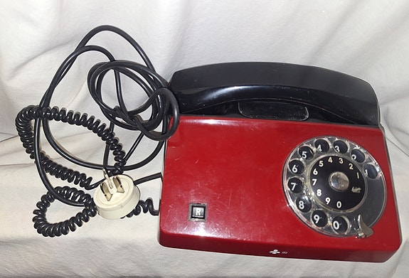 Ericsson Diavox punamusta pöytäpuhelin 1970 1980